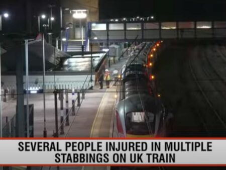Масово кръвопролитие: Двама мъже атакуваха с ножове влак в Англия, има тежко ранени ВИДЕО