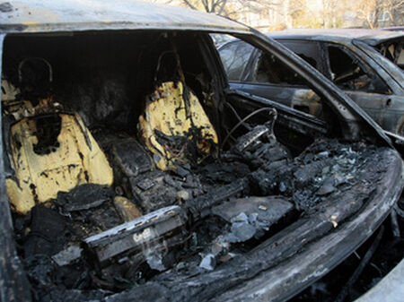 Извънредно! Запалиха колите на служител от Главната инспекция по труда