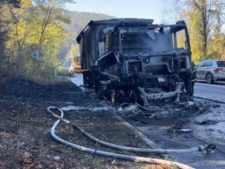 Камион избухна в пламъци на Прохода на Републиката, образувала се е тапа