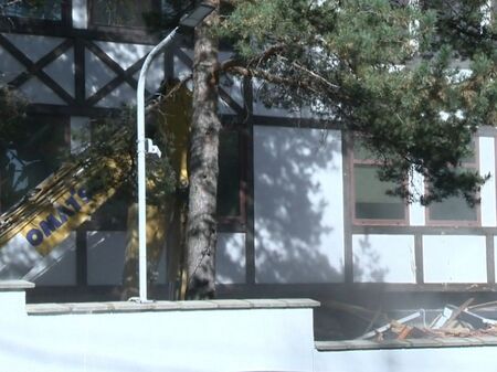 Багер копае в сарая на Ахмед Доган, собственикът започна ремонт