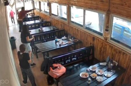 Какво направи този ненормалник в столично заведение (ВИДЕО)