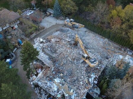 Багер срути бившия сарай на Доган в "Бояна", собственикът на имота извършва ремонт