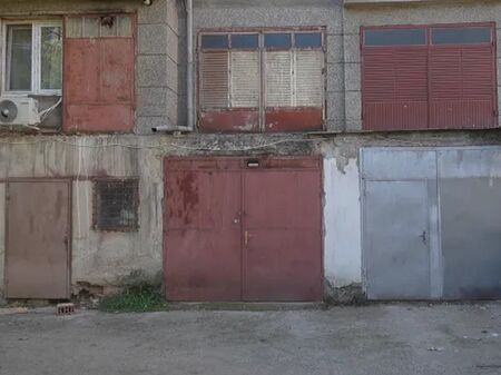 Висящи гаражи се превърнаха в сензация! За летящи коли ли са, питат зевзеци