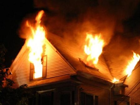 Огнен ад във Враца отне живота на възрастна жена, дъщеря ѝ е в тежко състояние