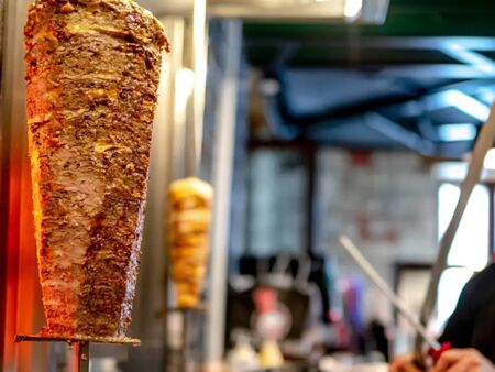 84 души пострадаха след консумация на дюнери в частно училище