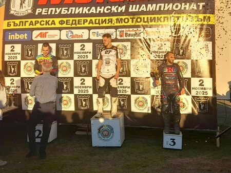 Двама айтозлии грабнаха златото на родната мотописта