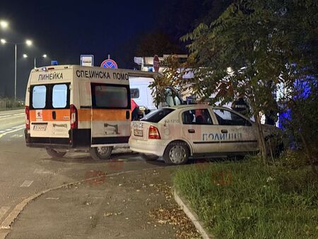 Извънредно! Инцидент в БДУ "Проф. д-р Асен Златаров", на главния вход има линейка и патрулка