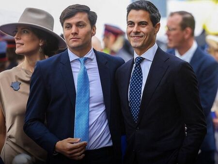 Фейсбук превъртя! Кой е мъжът до нидерландския премиер