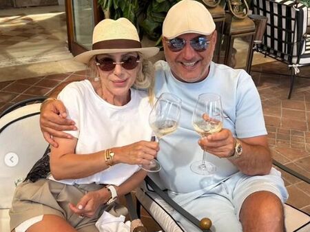 Шеф Манчев носи жена си на ръце