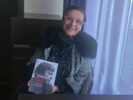 Керана Ангелова представя “Книга за Христо Фотев. Сърцето ми прилича на пристанище” в Бургаската художествена галерия