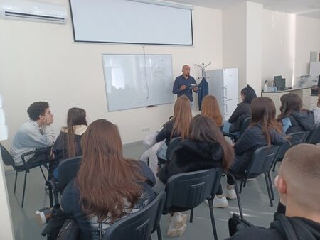 Над 40 ученици от Казанлък се включиха в лекции и демонстрации в Бургаския държавен университет