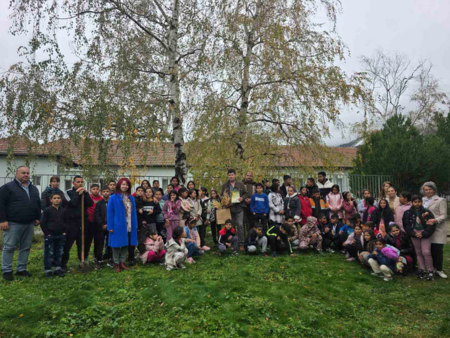 Ученици и лесовъди засадиха дръвчета в чест на патрона на ОУ „Никола Прокопиев“ в село Сборище
