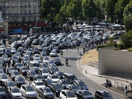Как шофьорите в Париж се справят без знака "Стоп"
