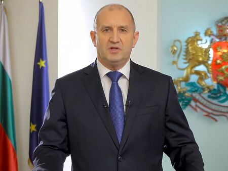 Радев наложи вето на закона, с който продажбата на "Лукойл" може да стане само с разрешение на ДАНС