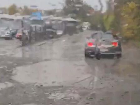 Сигнал до Флагман.бг: Улицата пред Морското училище в Бургас се превърна в река (ВИДЕО)