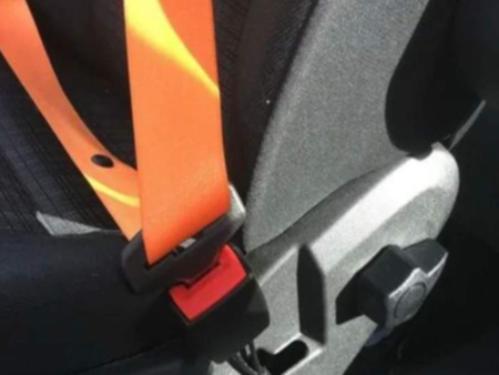 Защо в камиони и микробуси се поставят ярки предпазни колани?