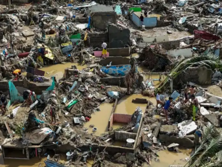 Жесток тайфун отне живота на най-малко 114 души