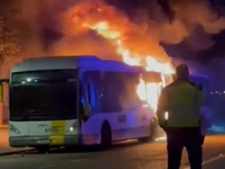 Футболни хулигани запалиха собствения си автобус
