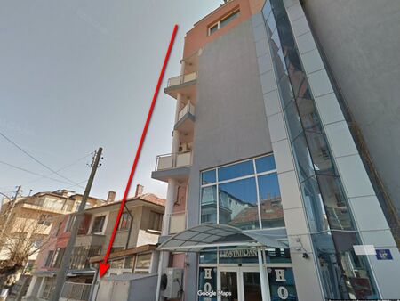 Французойка хвърли кучето си от шестия етаж в Несебър, била пияна и със суисидни намерения