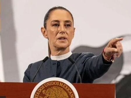 Страстен мачо опипа публично президента на Мексико