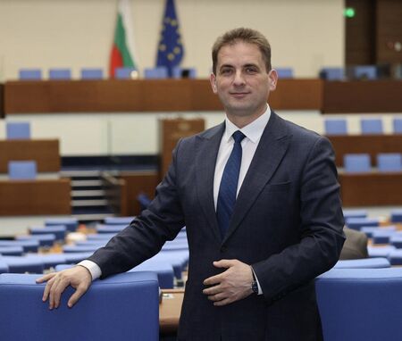 200 лв. коледни надбавки за всички пенсионери, предлага Севим Али от АПС