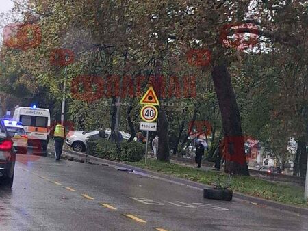 Кола се помля до УМБАЛ-Бургас (СНИМКИ)