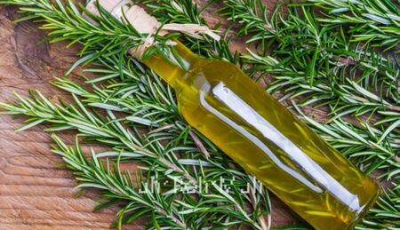 Винаги слагам розмарин в малко шише с ракия, помага при куп проблеми