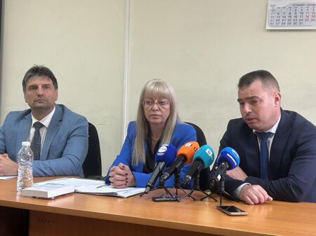 Разбиха престъпна група, прекарвала бежанци през Бургаско