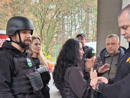 Анджелина Джоли посети Украйна с бронирана жилетка