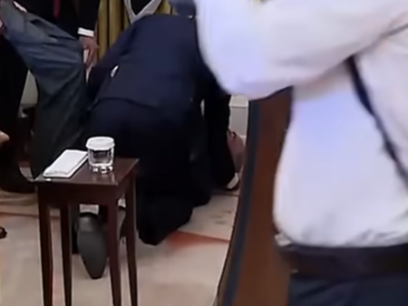 Предприемач припадна зад Тръмп по време на пряко излъчване от Белия дом