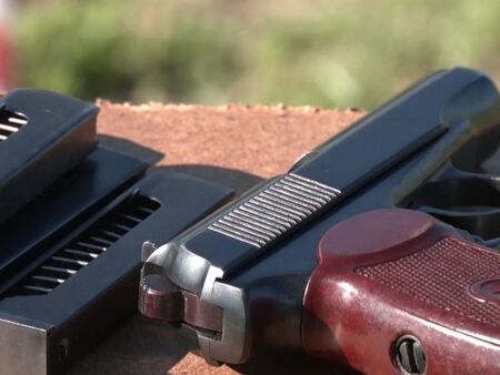 Превъоръжават армията с нови пистолети, пращат легендарния „Макаров" в историята