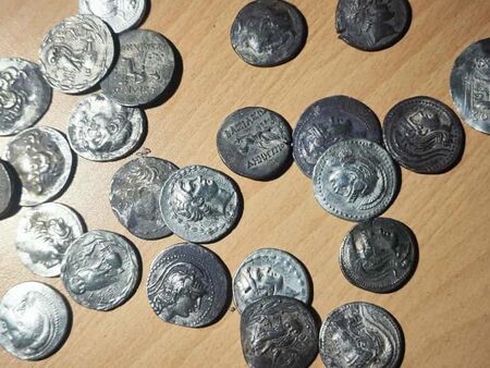 Турски шофьор скрил 71 старинни монети в чорап и опитал да мине границата