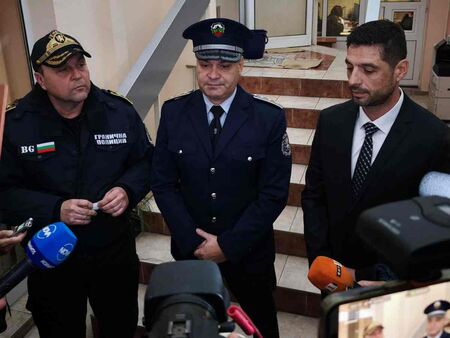 Бургаско семейство с дете е било на косъм да бъде пометено от Шкодата с мигранти край КПП "Пода"