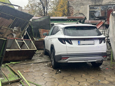 Разсеяна шофьорка вряза колата си в пазар в български град