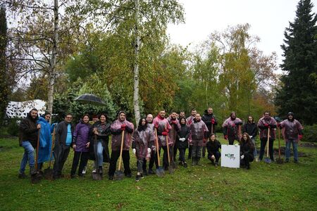 Доброволци от Кока-Кола ХБК отбелязаха 60-годишнината на Кока-Кола в България със засаждане на дървета в Морската градина в Бургас