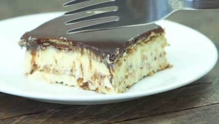 Идеална за неканени гости: Еклерова торта без печене - вълшебно кремообразна и вкусна