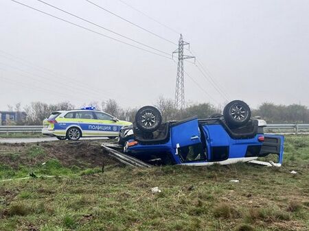 Мощен син джип катастрофира зрелищно край Казанлък