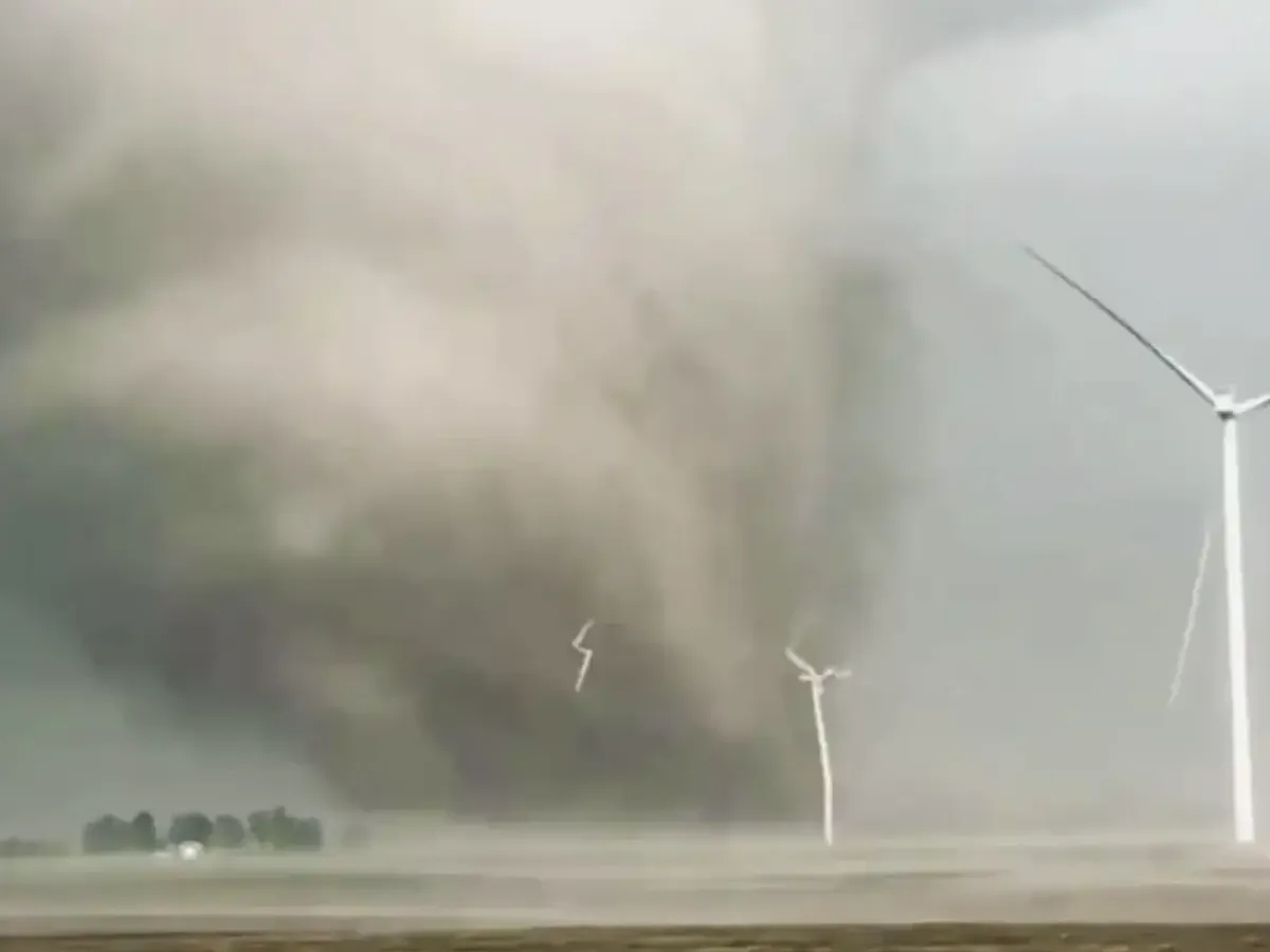 Ужасяващо торнадо помете Бразилия, има жертви и адски разрушения
