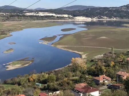 Голям български язовир пресъхна, превърна се в голо поле
