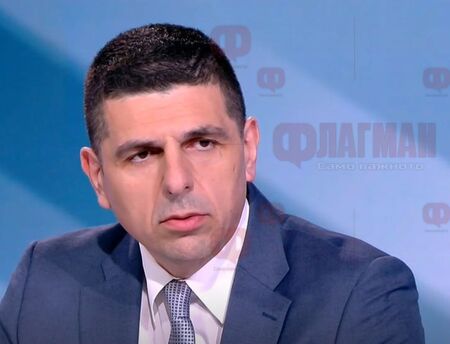 Пеевски държи около 135 депутати със секс компромати, корупционни скандали или пари, твърди Ивайло Мирчев