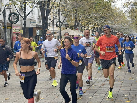Над 1800 бегачи вече тичат по градските булеварди на Бургас