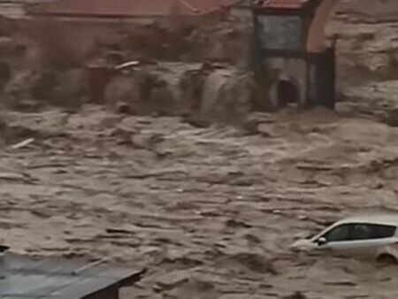 Трима загинаха при силна буря в Испания