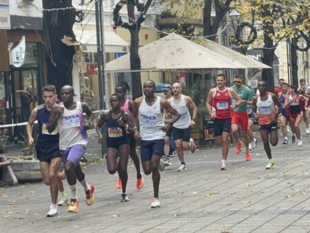 Кенийска доминация на "Маратон Бургас 2025", победителят слезе под 2 часа и 20 минути