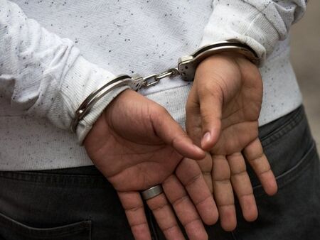 Инвалид разби черепа на мъж, после го пребиха