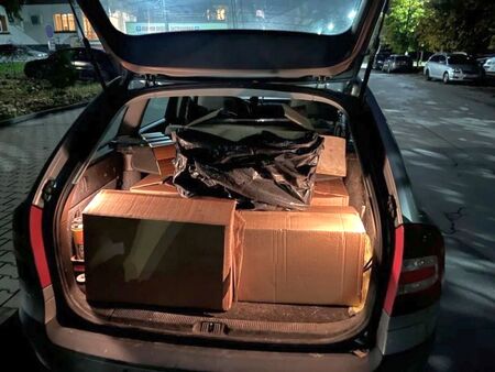 Спипаха шофьор с близо 50 000 къса цигари, твърди, че ги намерил случайно на пътя