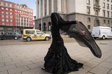 Забелязахте ли тайнственото момиче в черна сватбена рокля по улиците (СНИМКИ)