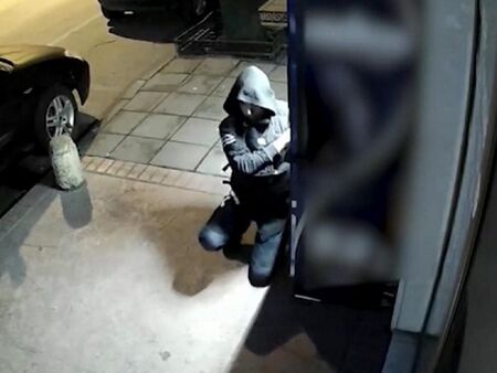 Разбиха вендинг машина в Карнобат за 212 лева