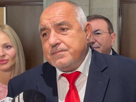 Бойко Борисов: Радев да не пише статуси, а да пусне или да върне закона за "Лукойл"