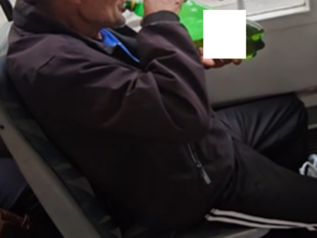 Възрастен мъж си направи парти в столичния транспорт