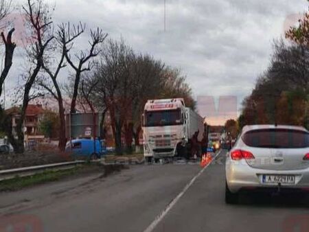 Жестока катастрофа във Ветрен, лека кола се заби в тежкотоварен камион